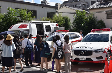多目的災害医療支援車及びドクターカーの展示