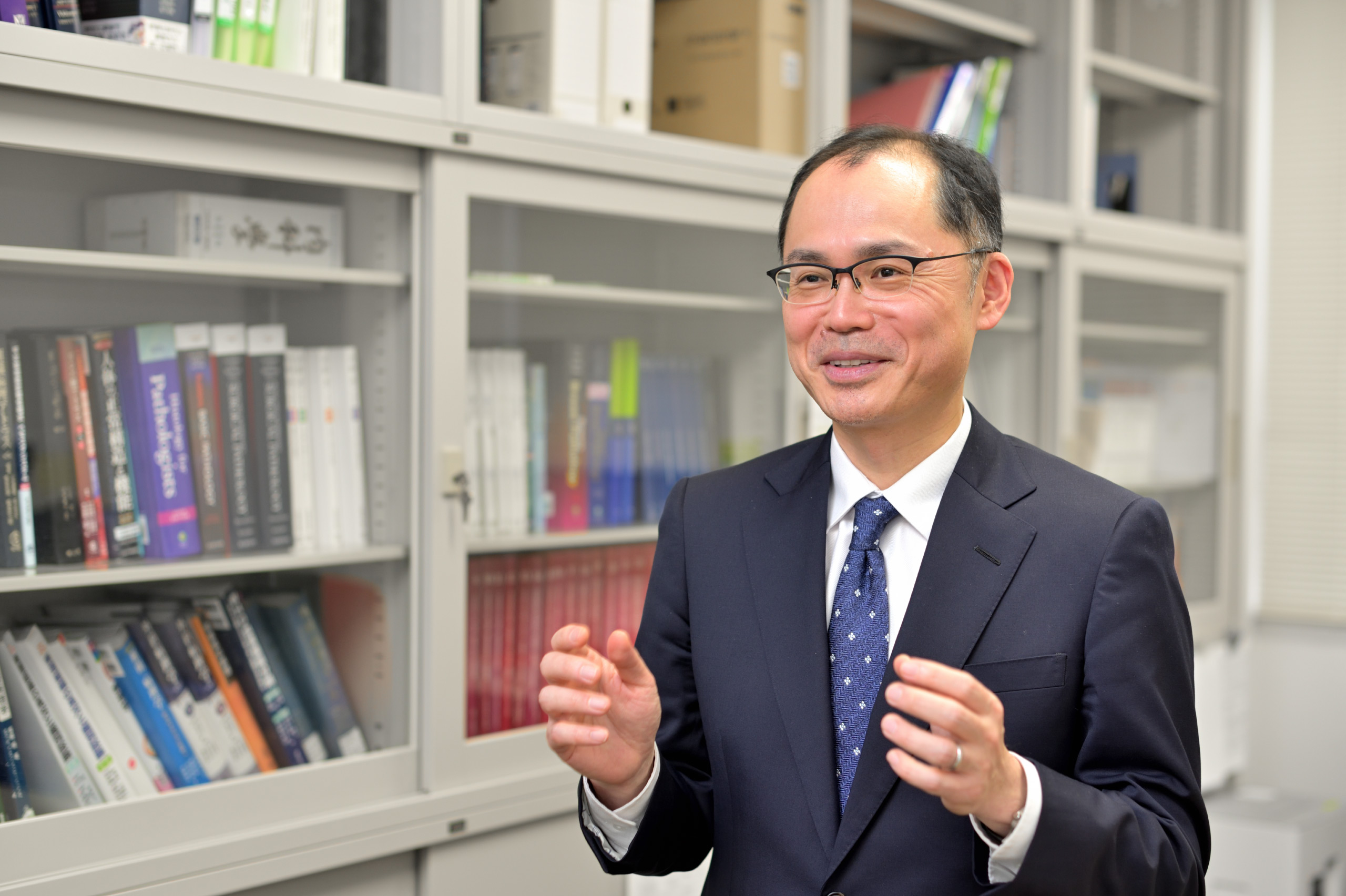 「顔の見える病理医」を育成する<br />
—統御機構診断病理学分野—